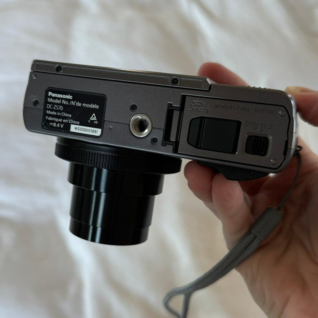 🍇 🎀 Panasonic Lumix DC-ZS70 4K Digital Camera (Silver) 📷