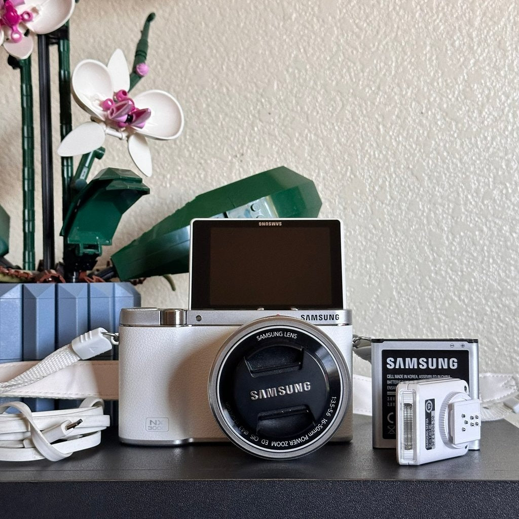 Used 🍇 ₊˚💜 Samsung NX3000 Mirrorless Digital Camera (White) with 16-50mm Lens