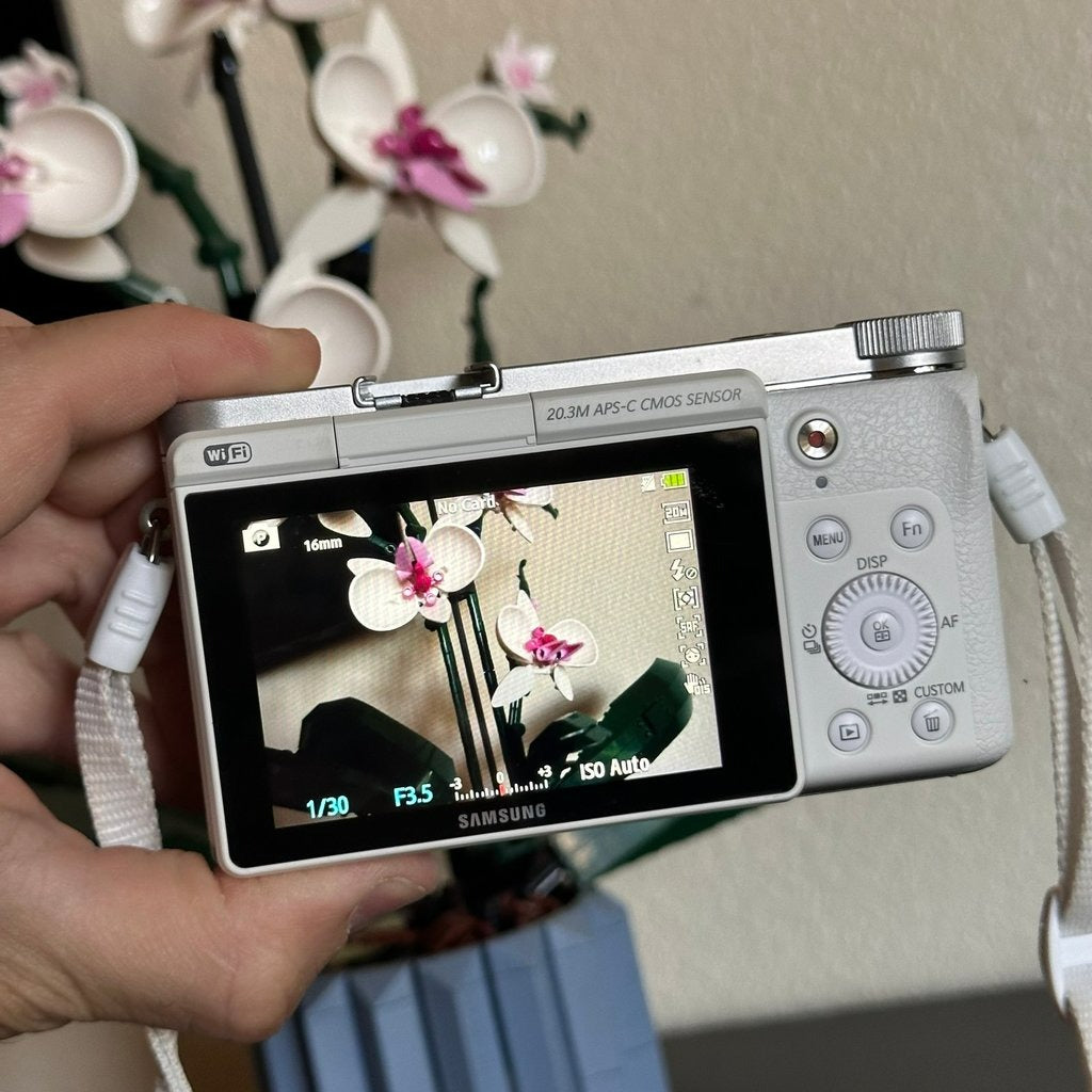 Used 🍇 ₊˚💜 Samsung NX3000 Mirrorless Digital Camera (White) with 16-50mm Lens