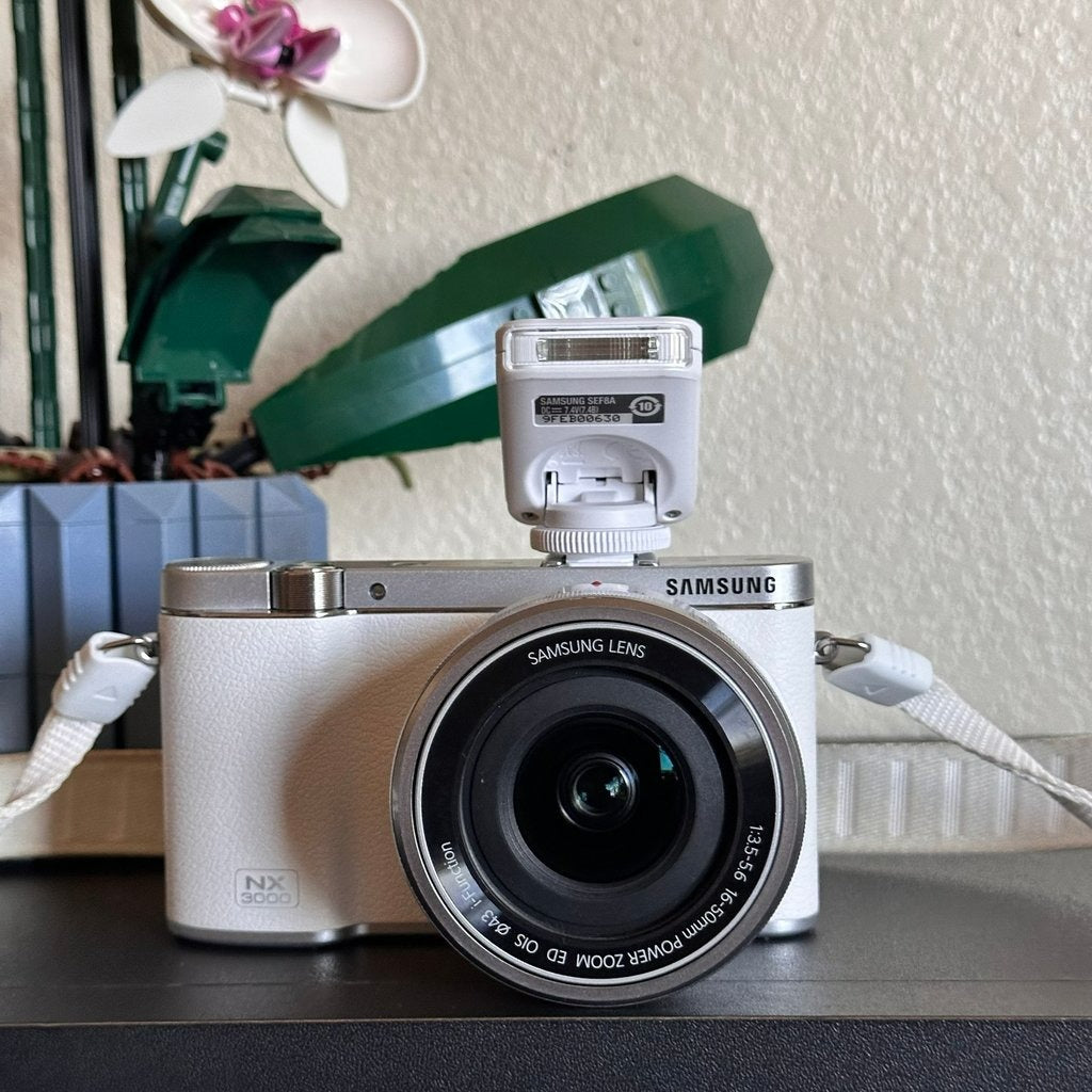 Used 🍇 ₊˚💜 Samsung NX3000 Mirrorless Digital Camera (White) with 16-50mm Lens