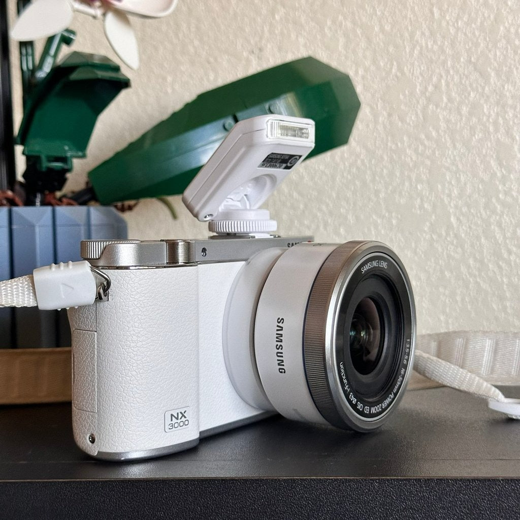 Used 🍇 ₊˚💜 Samsung NX3000 Mirrorless Digital Camera (White) with 16-50mm Lens