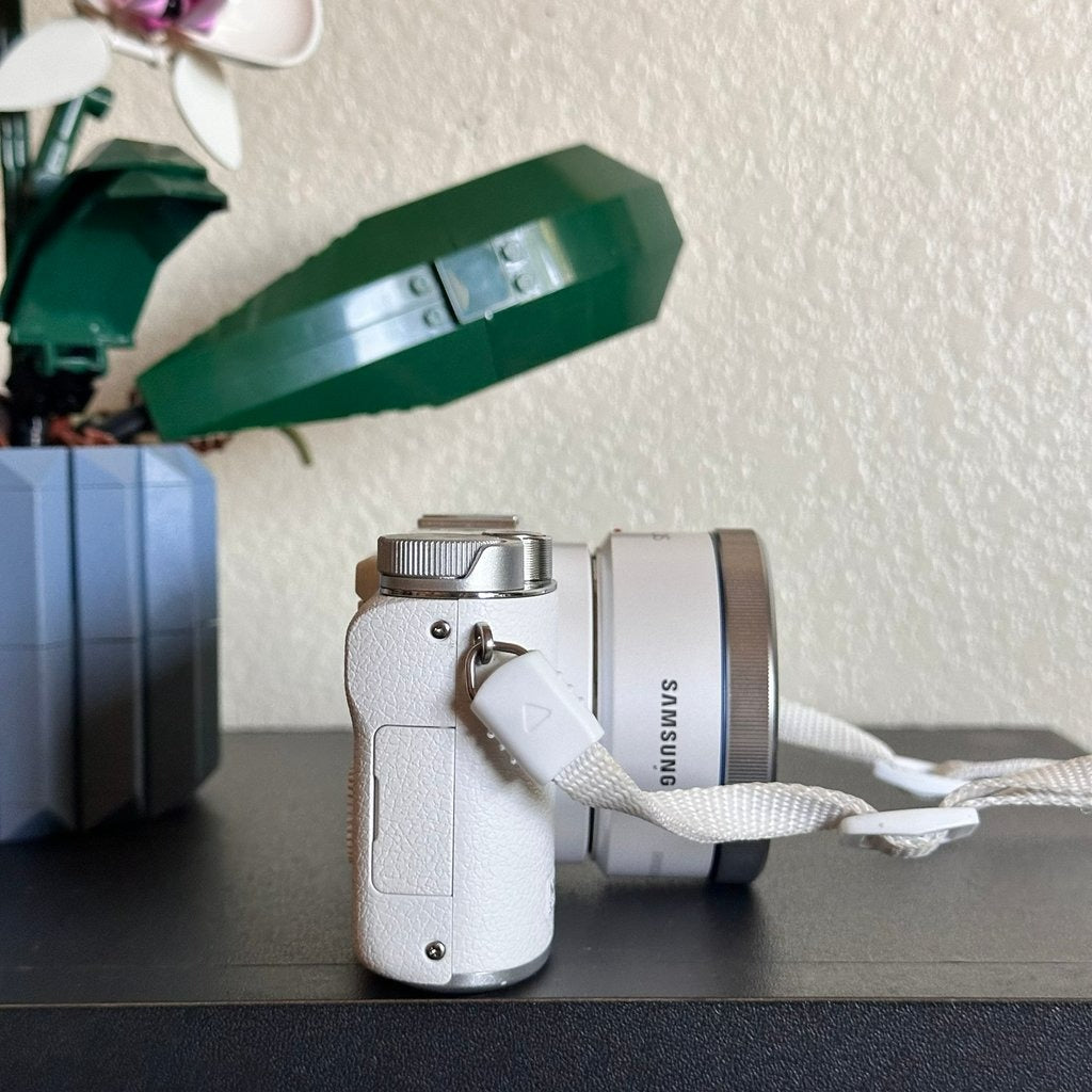 Used 🍇 ₊˚💜 Samsung NX3000 Mirrorless Digital Camera (White) with 16-50mm Lens