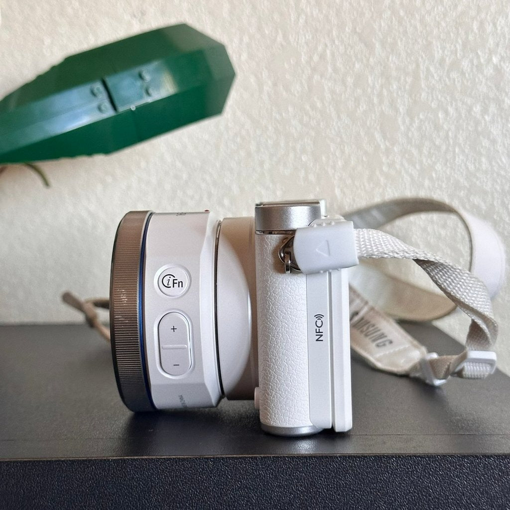 Used 🍇 ₊˚💜 Samsung NX3000 Mirrorless Digital Camera (White) with 16-50mm Lens