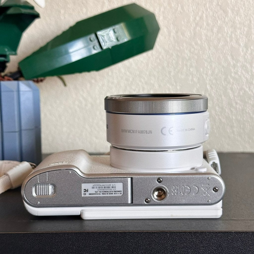 Used 🍇 ₊˚💜 Samsung NX3000 Mirrorless Digital Camera (White) with 16-50mm Lens